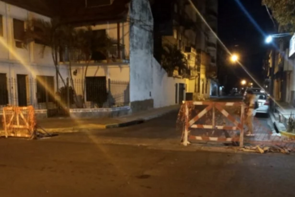 Tránsito cerrado por obras en pleno centro con conductores que ignoran la señalética