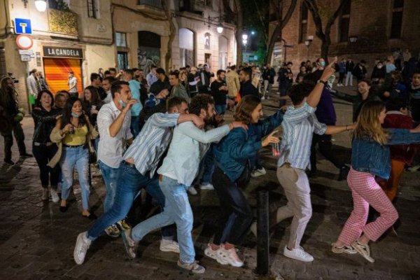 La policía dispersó a 9.000 personas en fiestas nocturnas en Barcelona