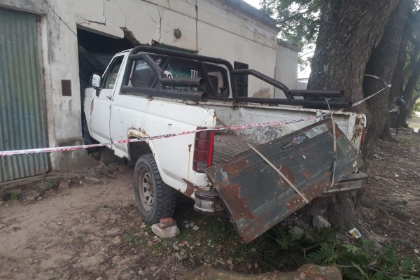 Perdió el control de la camioneta y terminó dentro de una casa