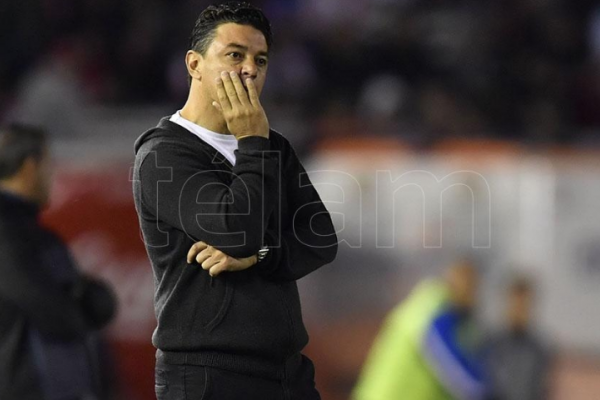 River con un jugador de campo al arco, va por el milagro ante Santa Fe