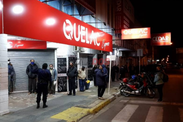 Pese a la Fase 3, mucha gente se juntó en la puerta del Banco de Corrientes