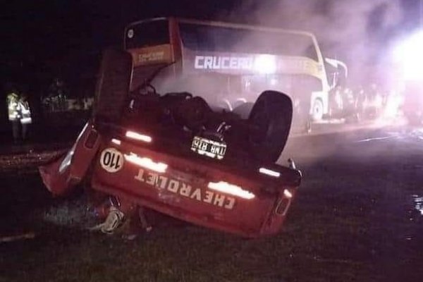 Un muerto tras choque entre colectivo y camioneta en Gobernador Virasoro