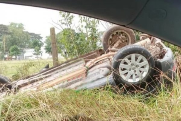 Vuelco y susto en el acceso de ripio al barrio El Perichón