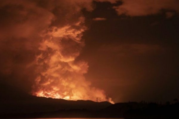 Ríos de lava de volcán en erupción obligan a evacuar pueblo en el Congo