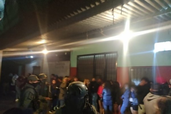 Desbaratan una fiesta clandestina con más de 140 personas