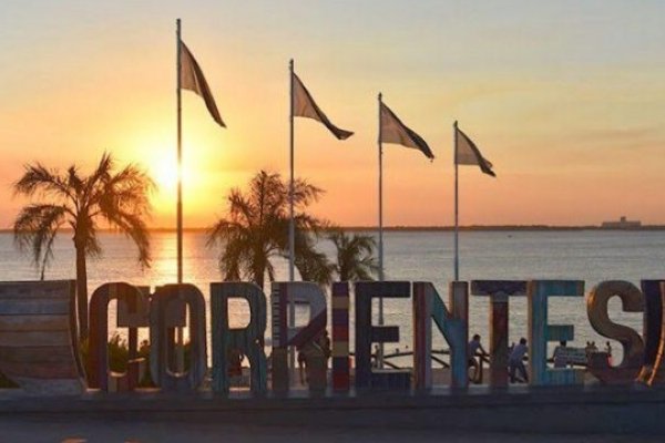 Más luminarias para Corrientes pero pagadas por vecinos