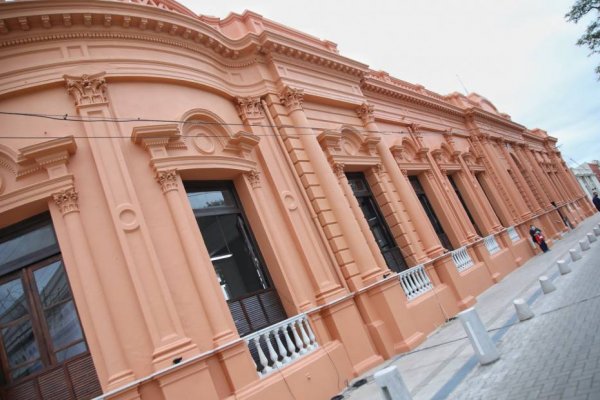 Insólito: Llaman a docentes para colgar banderas en la Escuela Sarmiento