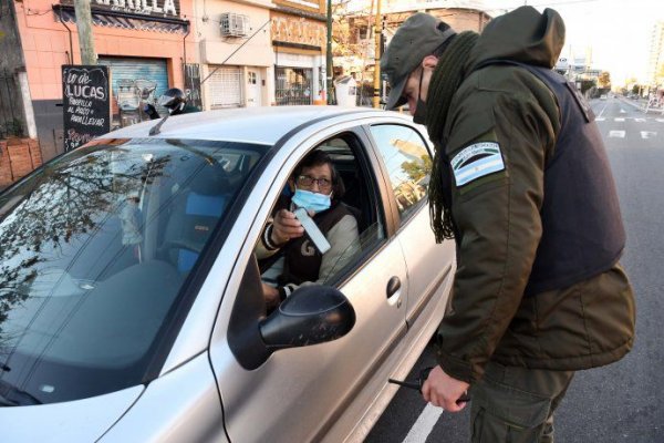 Advierten que las personas que viajaron por turismo no podrán volver hasta que termine el confinamiento