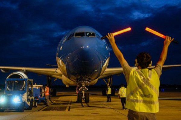 Parte el segundo vuelo de Aerolíneas que traerá más vacunas desde China