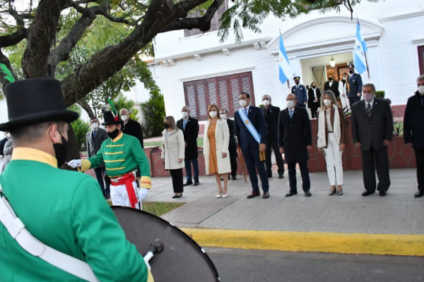 Gustavo Valdés encabezó el tradicional saludo oficial del 25 de Mayo