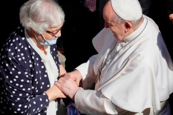 El gesto del Papa con una sobreviviente del Holocausto