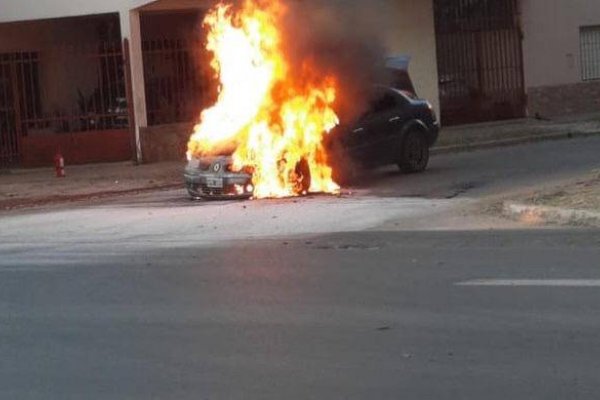 Un incendio consumió un auto en Corrientes
