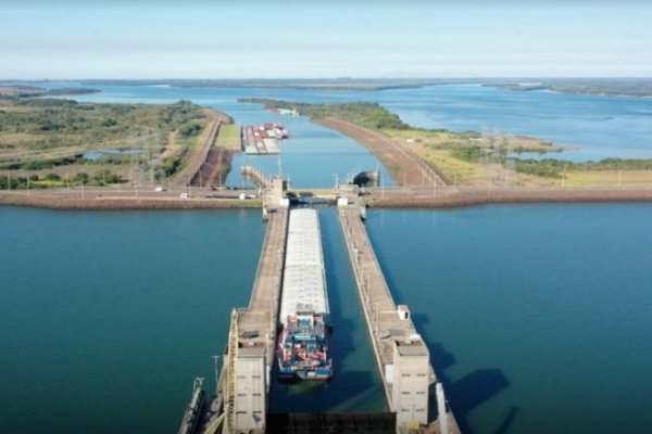 Gracias al aumento de caudales se reinició el paso de remolcadores y barcazas por la esclusa de navegación de Yacyretá