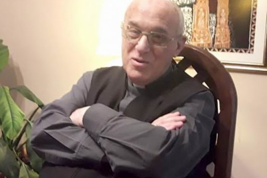 Monseñor Castagna: La fórmula trinitaria nos regenera en el Bautismo