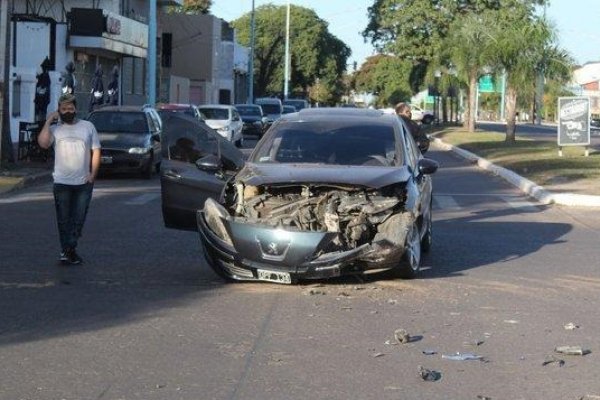 Dos heridos tras un fuerte choque en la avenida 3 de Abril