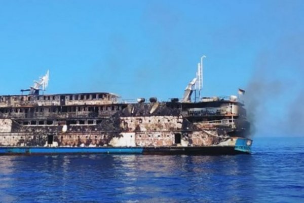 Rescatan a 300 personas de un barco que se incendió en las costas de Indonesia