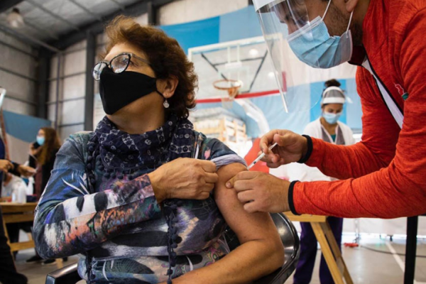 Los mayores de 70 años ya pueden vacunarse sin inscripción previa en provincia de Buenos Aires