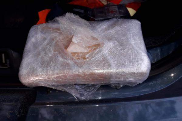 Detuvieron a una pareja con cocaína en el baúl de su auto