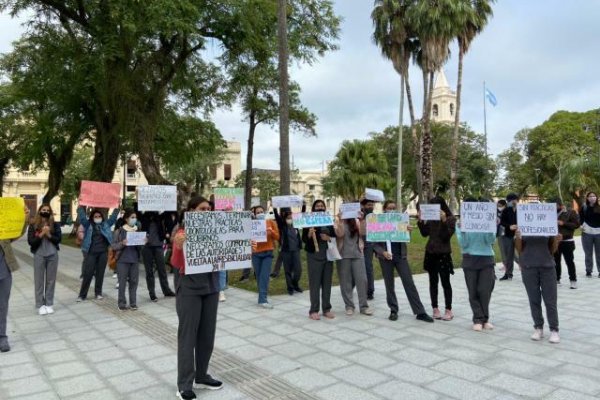 Universitarios reclaman regreso de sus prácticas odontológicas