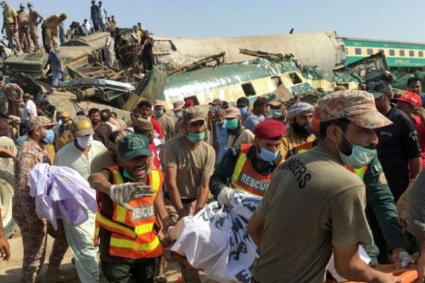 Al menos 43 muertos en un accidente ferroviario en Pakistán