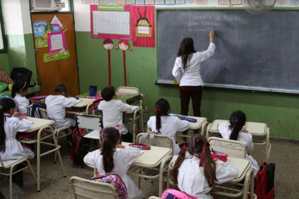 Clases presenciales: El Gobernador recibió el pedido directo de una tutora