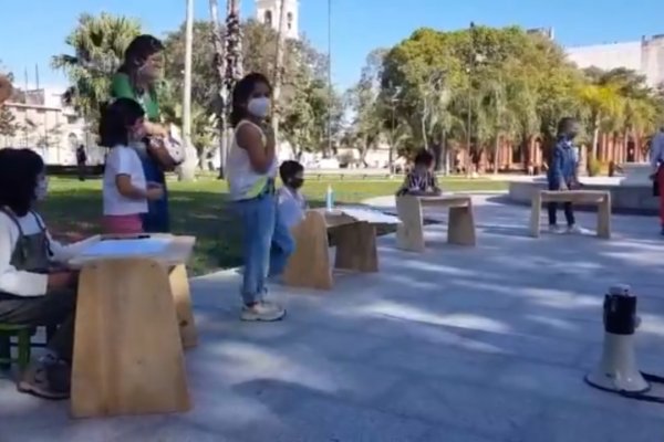 Corrientes: Clase pública frente al despacho del gobernador Valdés