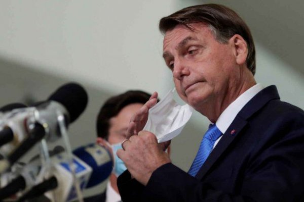 Multaron a Bolsonaro por no usar barbijo en un acto con seguidores