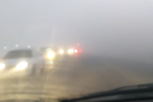 Un fenómeno de mezcla de niebla y humo dificultó el tránsito en Corrientes