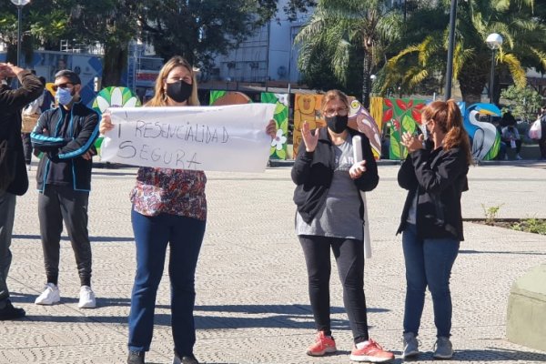 Movilización de docentes en contra de la presencialidad en las escuelas en Fase 3