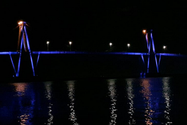 El Puente Belgrano se ilumina de violeta para concientizar del buen trato a personas mayores