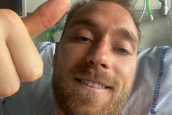Eriksen publicó una foto en sus redes sociales y envió un mensaje desde la cama del hospital