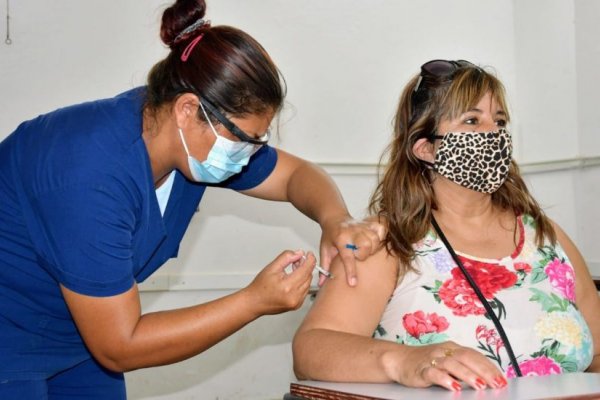 Correntinos cruzan al Chaco en busca de la ansiada vacuna contra el COVID-19