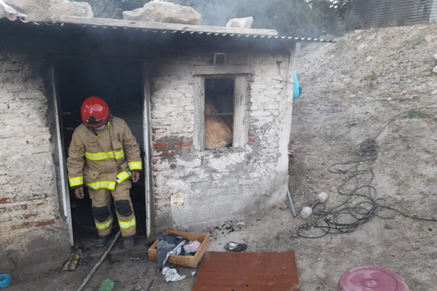 Anciana de 90 años fue rescatada con vida del incendio de su vivienda