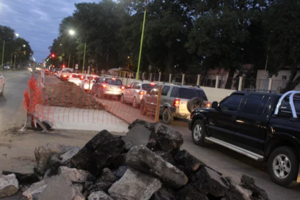 Por trabajos de bacheo, se dificulta la circulacion en una transitada avenida