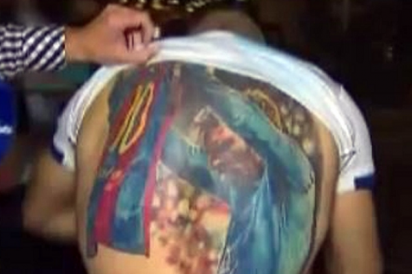 Messi vio el tatuaje de un hincha y ahora lo quiere firmar