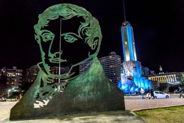 El Monumento a la Bandera se vistió con luces en la previa del día de la enseña patria