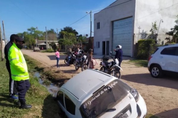 Conductor cayó en un zanjón y le secuestraron el automóvil