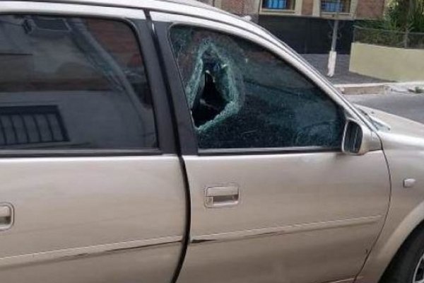 Destrozaron vidrios de dos autos a media cuadra de la Comisaría Segunda