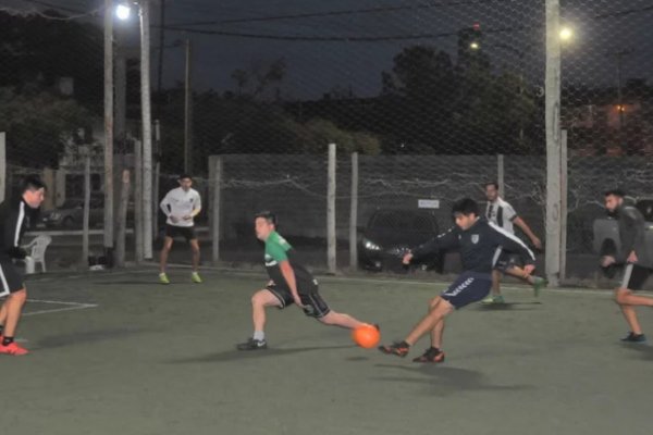 Volvió el fútbol 5 y la demanda fue alta: se jugó hasta durante el partido de la Selección