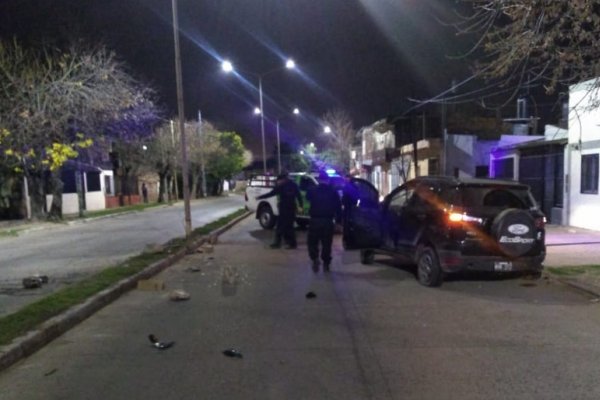 Un vehículo fue abandonado tras chocar contra una columna de luz