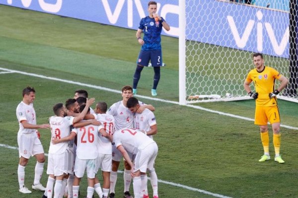 España goleó a Eslovaquia y se metió en octavos de final con Suecia