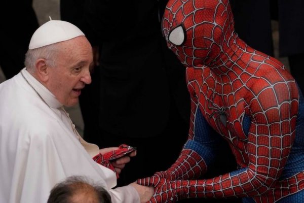 El papa Francisco se encontró con el Hombre Araña