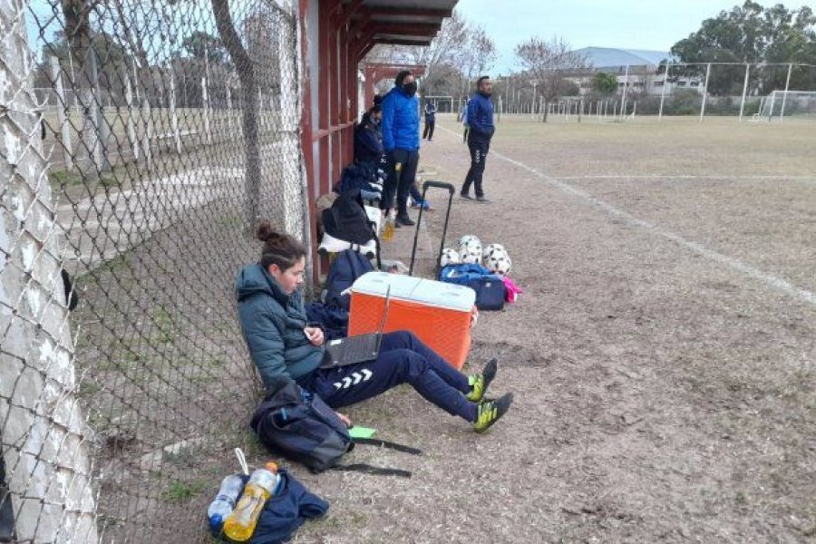 Una jugadora de Quilmes rindió un examen en medio de un partido