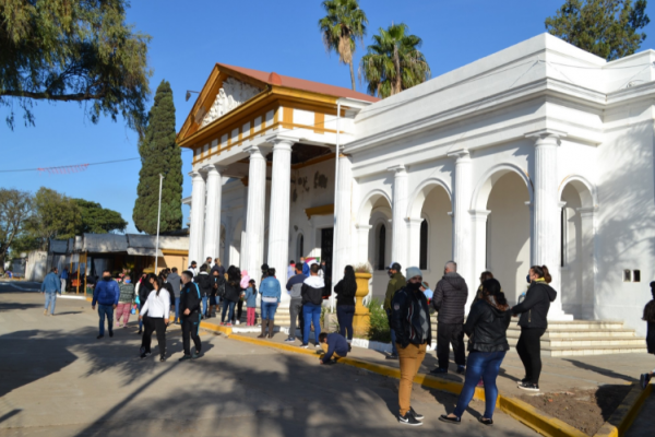 Capital extiende el horario en supermercados y cierra los cementerios