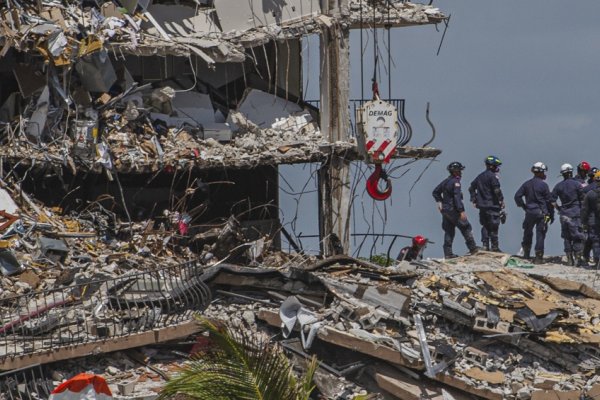 Aumentan a 11 los muertos por el derrumbe del edificio en Miami y hay 150 desaparecidos