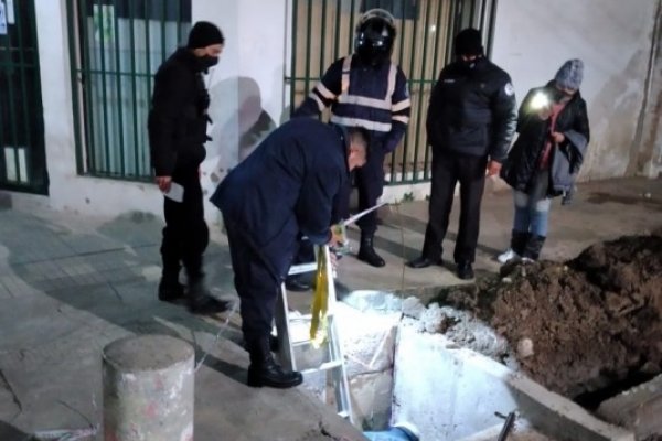 Policías y bomberos rescataron un perro que cayó en una boca de tormenta