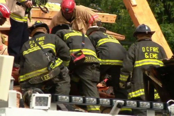 Washington: se derrumbó un edificio en construcción y buscan heridos entre los escombros
