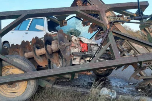 Ruta 12: Automóvil se estrelló contra arado tirado por tractor