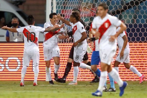 Perú eliminó a Paraguay por penales y vuelve a estar en semis