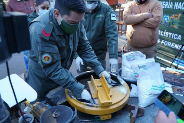 Circulaban con una encomienda con cocaína oculta en una pieza de máquina y fueron detenidos en la Panamericana